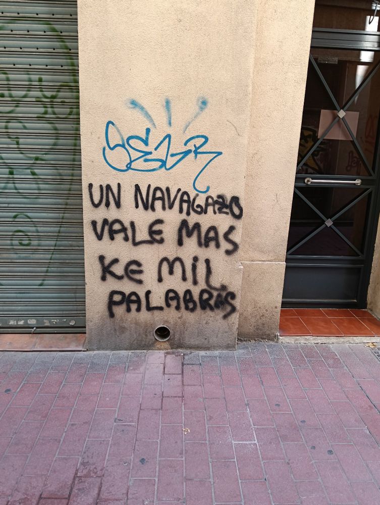 Un graffiti que reza (sic) "Un navagazo vale más ke mil palabras"
