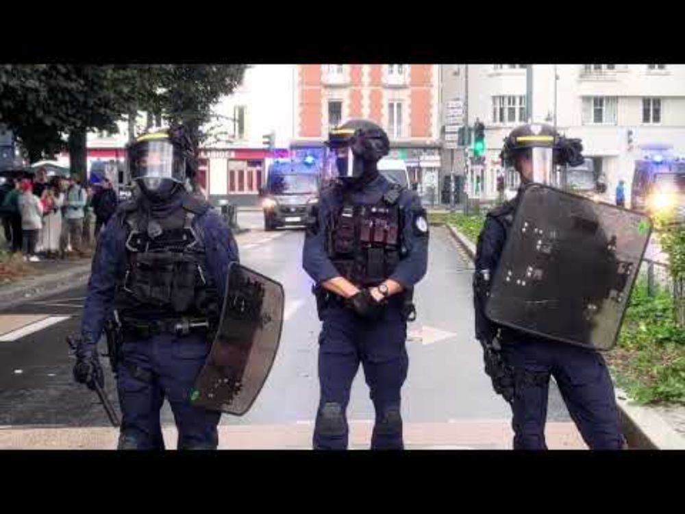 Protest Destitute Macron 07 September 2024