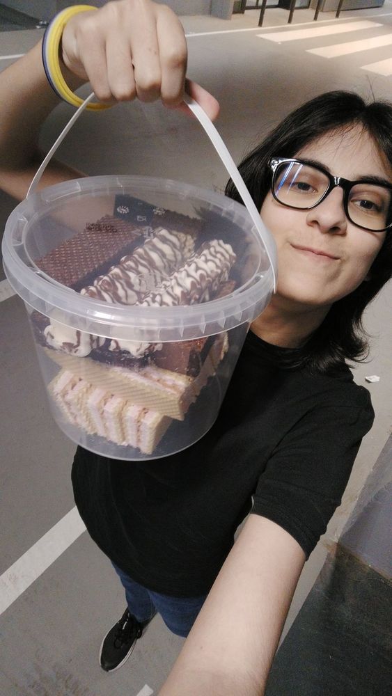 1 kai con 1 cubo enorme lleno de barquillos bien ricos