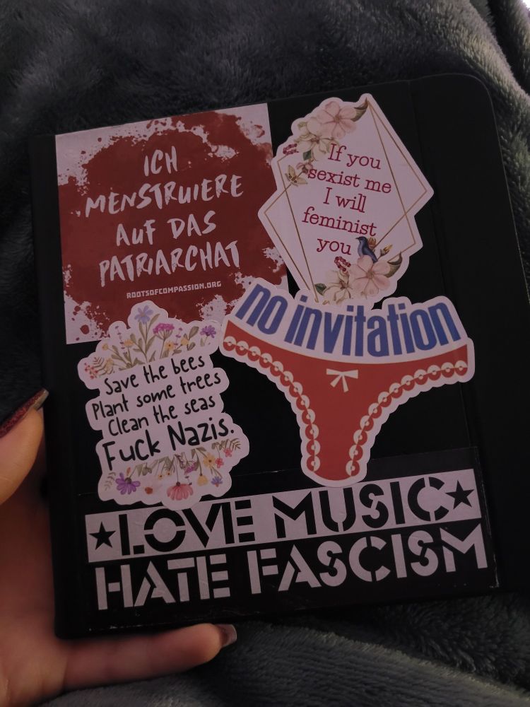 E-reader mit verschiedenen Aufklebern 