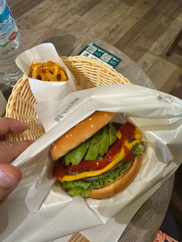 アボカドクラシックバーガーとれんこんフライ