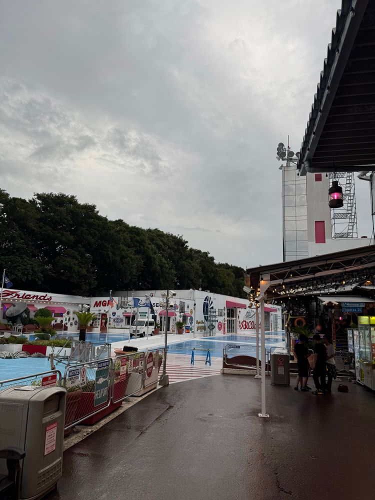 早朝は半分以上の施設が閉鎖されている