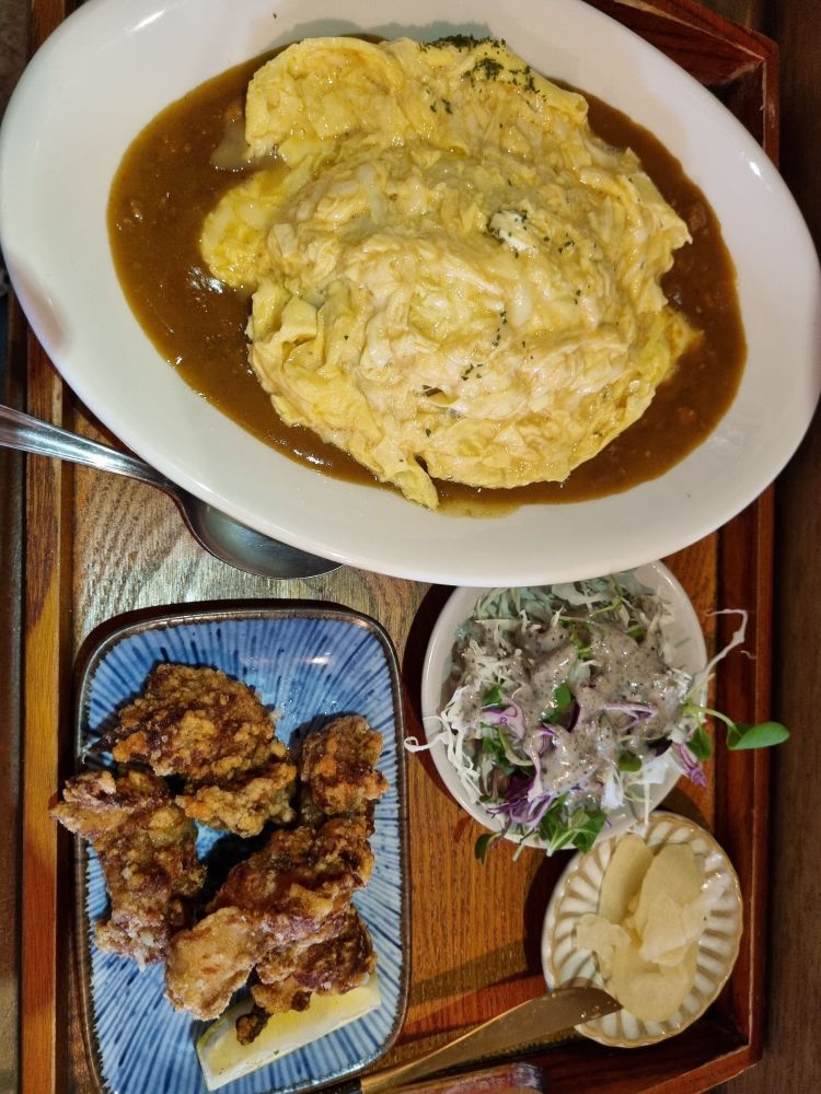 왼쪽 사진과 같은 구성. 왼쪽 오므라이스 위에 올려진 계란이 반으로 잘려 밥을 전체적으로 덮은 모양새가 되었다.