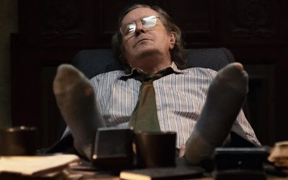 Jackson Lamb, incarné par Gary Oldman, dort à son bureau.