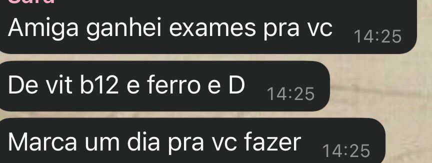 Mensagem dizendo “amiga, ganhei exames pra você, de vitamina b12 ferro e vitamina d, marca um dia pra você fazer”