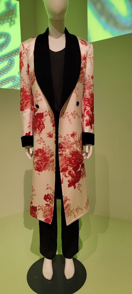 Kim Seo Ryong - long floral jacket and velvet trousers ensemble. Autumn/winter collection 2019 is displayed at the MFA Hallyu! Korean wave exhibition. Kim was originally a painter. A version of this jacket was worn by Jin from BTS.