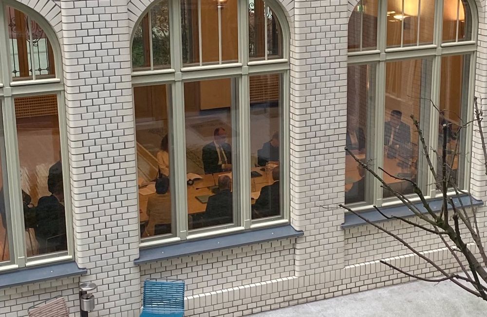 Bild der Sondierungsgespräche durch Fenster fotografiert. 
