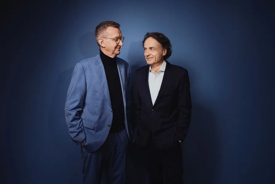 Die beiden Chefredakteure von DIE ZEIT: Jochen Wegner und Giovanni di Lorenzo schauen sich an. 