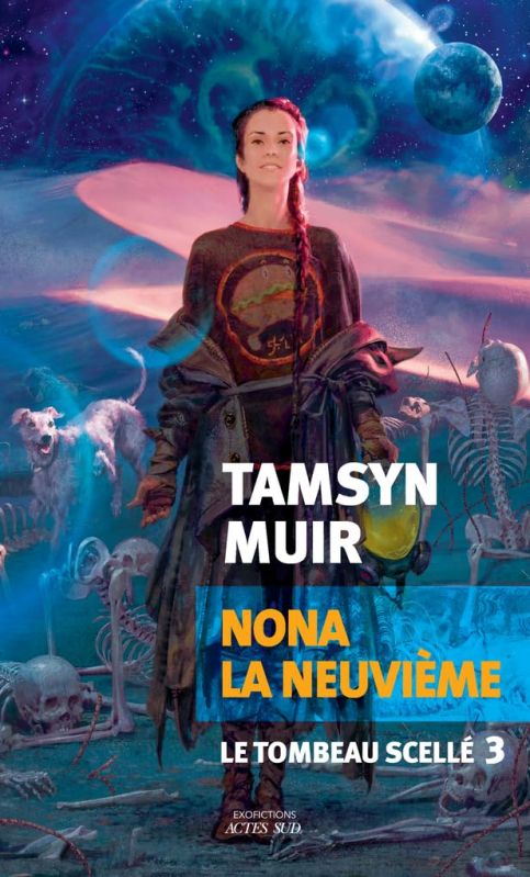 Couverture du livre Nona la neuvième de Tamsyn Muir au editions actes sud. Au premier plan se tient une jeun fille avec une longue tresse les bras le long du corps et qui sourit. Autour d'elle des squelettes et un chien et dans le fond l'espace et des planètes.