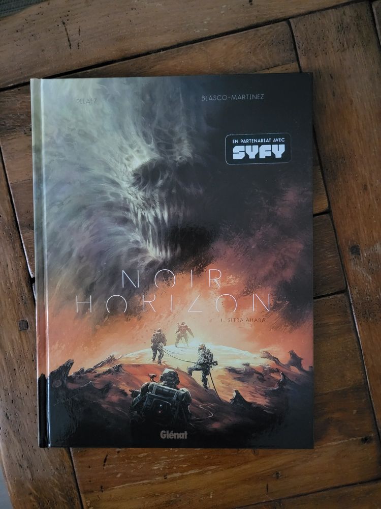 Couverture de la Bande-dessinée:  Noir Horizon T1 paru chez glénat 

Au-delà du mur, l’Enfer.

Dans un monde post-apocalyptique en souffrance, la planète Kepler-452 b intéresse de près l’armée. Toutes les tentatives de traverser son « mur » se sont soldées par de cuisants échecs. Mais qu'y a-t-il derrière cet écran noir d’où aucun des soldats n’est jamais revenu ? Quelle source d’énergie abyssale les dévore jusqu’au dernier ?