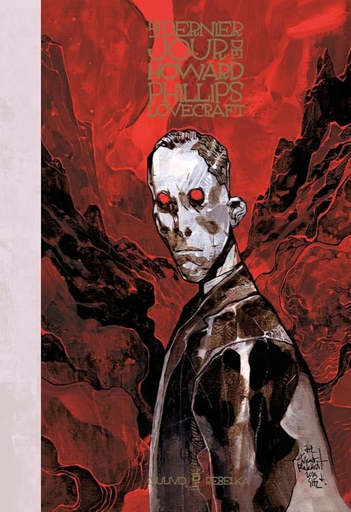 Couverture de la BD de Romuald Giulio et Jakub Rebelka. Sur un fond rouge sang où se dessine des montagnes Hallucinées on voit au premier plan le portait d'un H. P Lovecraft qui nous regarde avec des yeux entièrement rempli de rouge.
