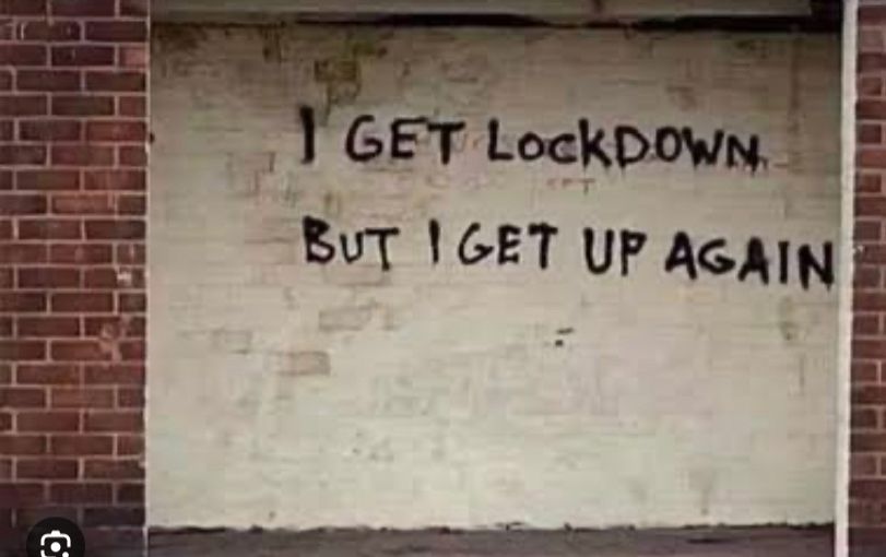 Brick wall with the inscription: I get lockdown but I get up again