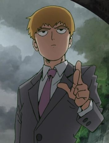 Image de Arataka Reigen, il a les doigts croisés et un regard mi-perdu, mi-confiant