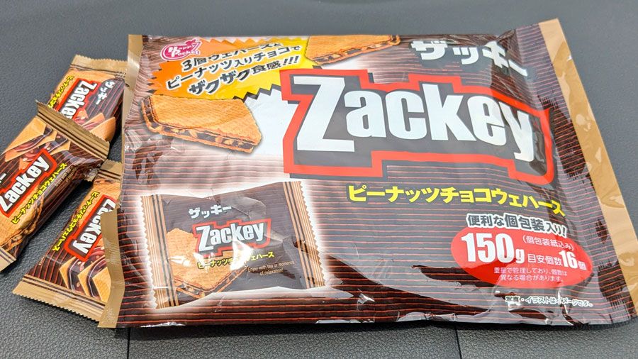 Zackey（ザッキー）大袋パッケージ表側。『ピーナッツチョコウェハース 150g 目安個数16個』