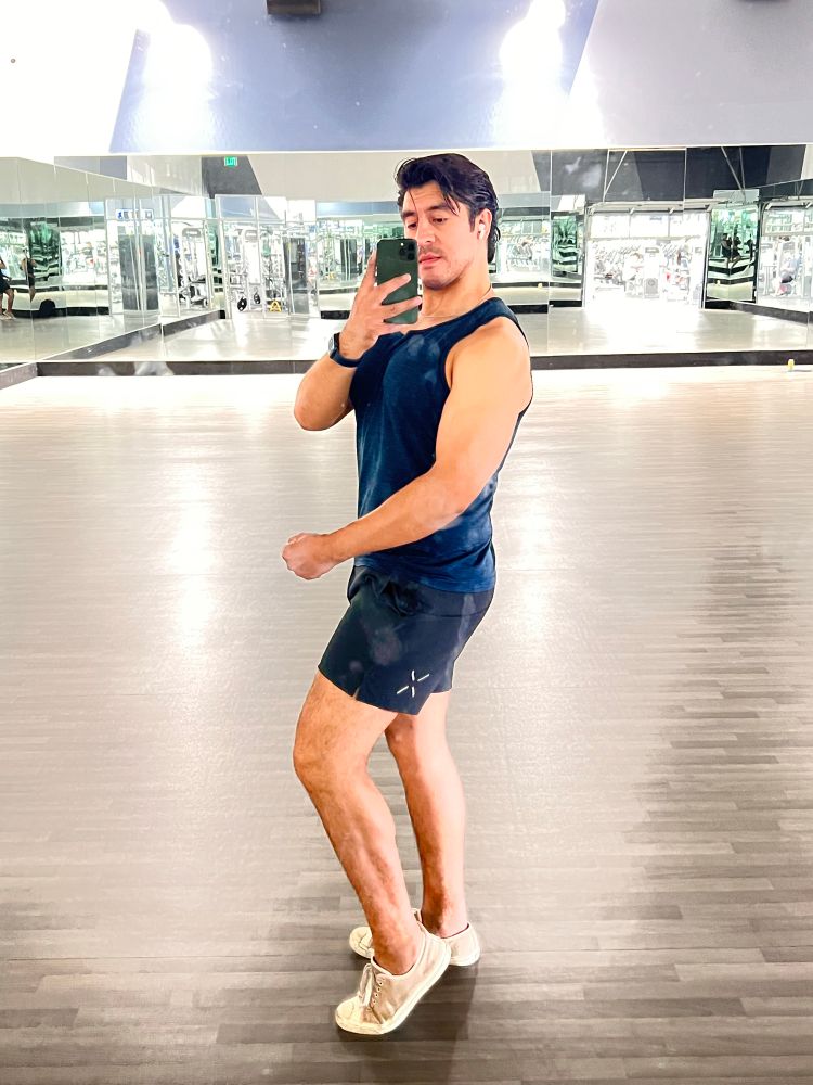 Just a guy flexing in the gym mirror 🤷🏽‍♂️
