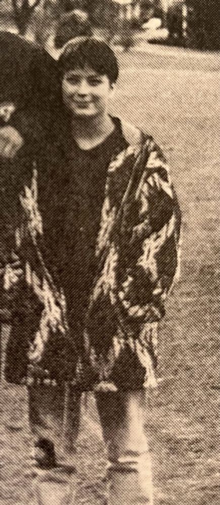 SW-Foto zeigt mich mit kurzen Haaren und stammt aus meinem Yearbook.

Foto des kompletten Lateinkurses: Links (abgeschnitten) der andere Schüler.