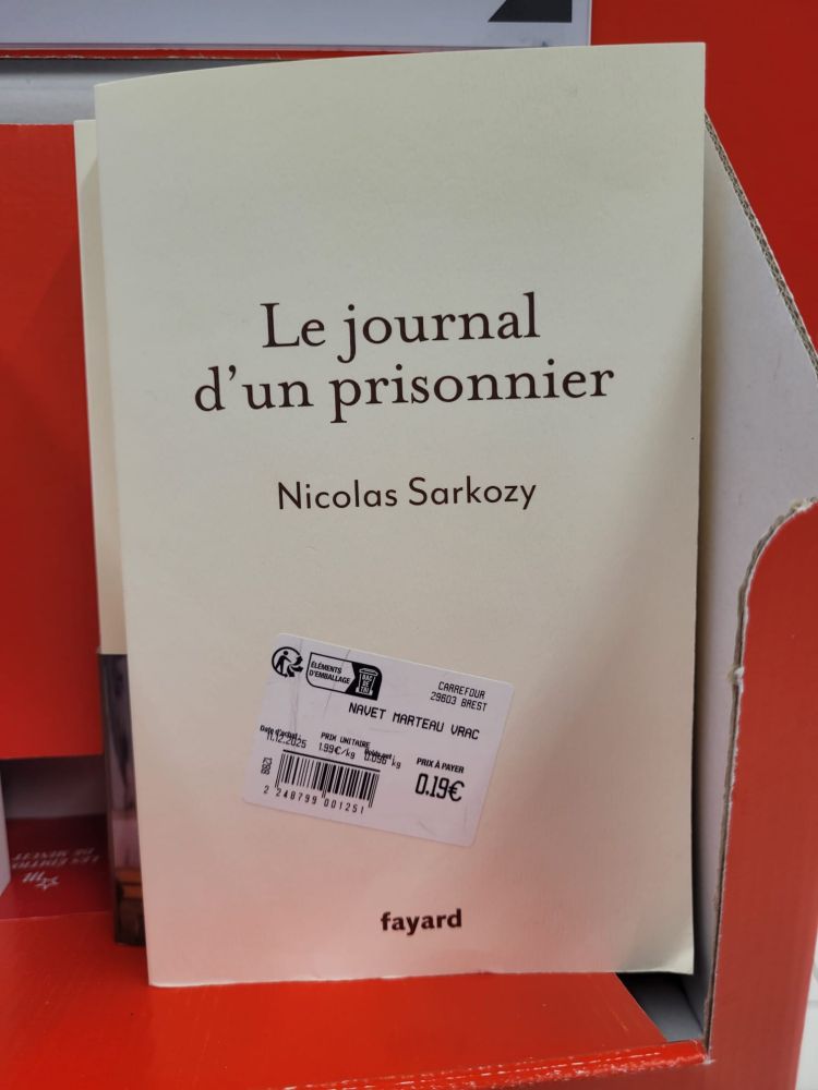 Etiquette de navet collée sur un bouquin pourri de pourri (le journal d'un prisonnier de sarkozy)