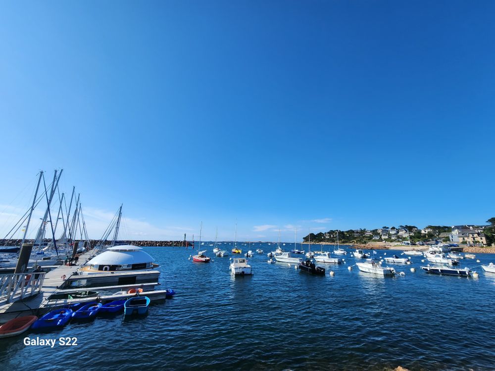 Bord de mer dans le Trégor, le ciel est bleu, la mer aussi.