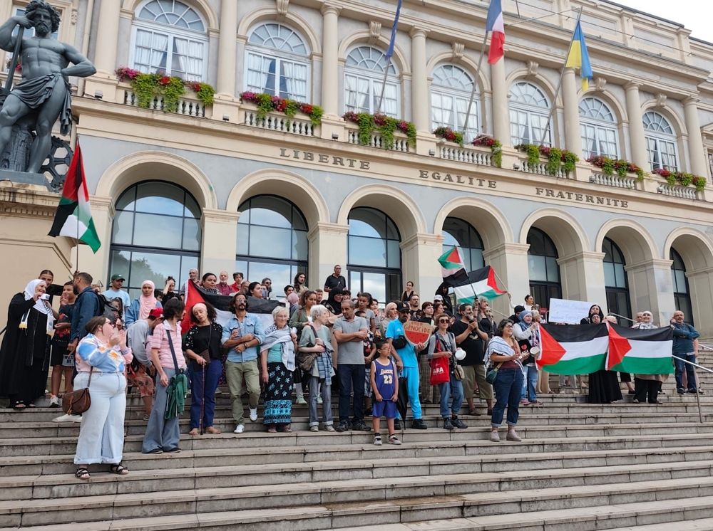 Les militant.e.s réuni.e.s sur les marches de l'hôtel de ville 