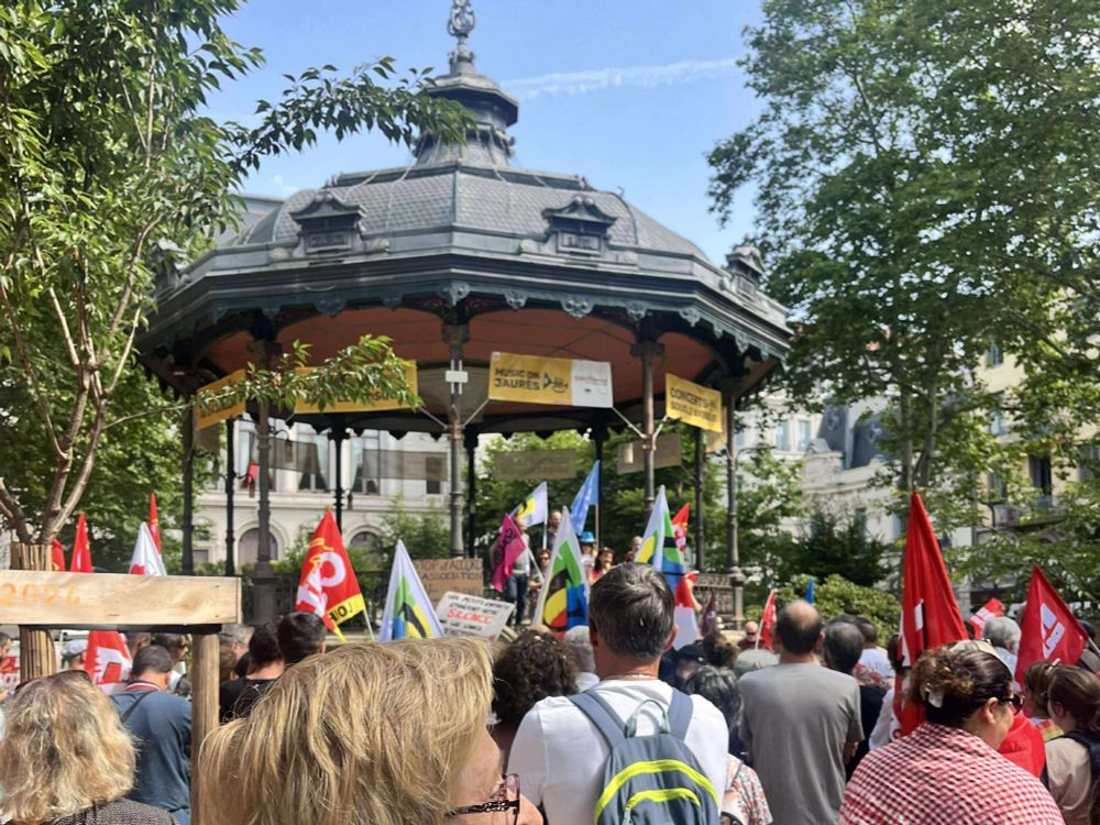 Photos du rassemblement de samedi matin. On y voit le kiosque de la place Jean Jaurès avec des militantes et militants.