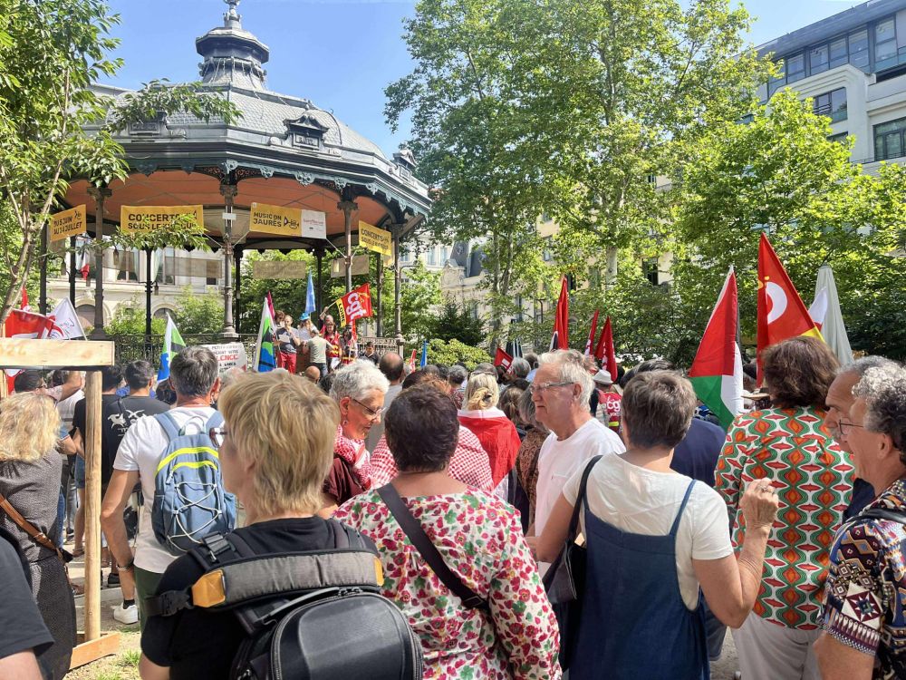 Photos du rassemblement de samedi matin. On y voit le kiosque de la place Jean Jaurès avec des militantes et militants.