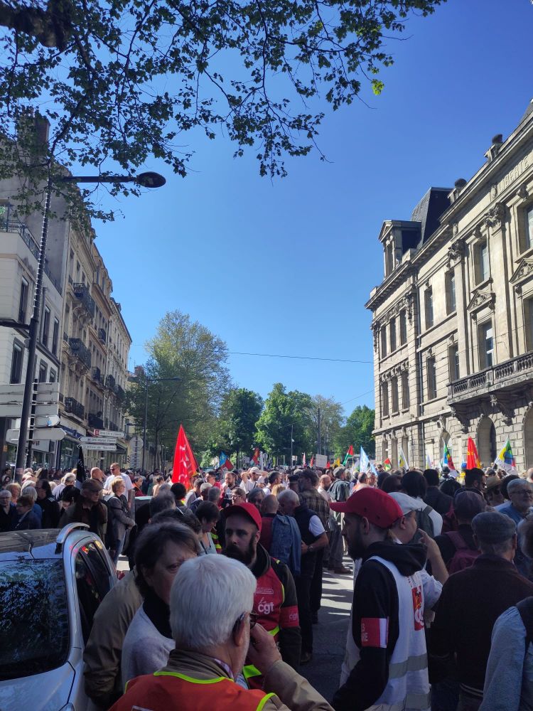 Cortège devant la bourse du travail à Saint Étienne 