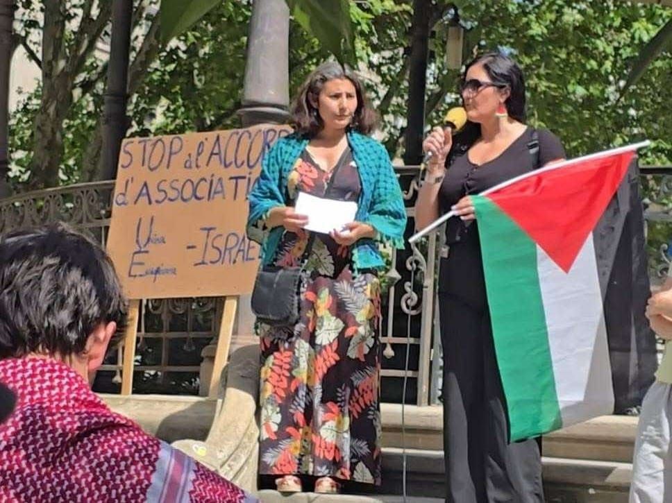 Photos du rassemblement de samedi matin. On y voit le kiosque de la place Jean Jaurès avec des militantes et militants.