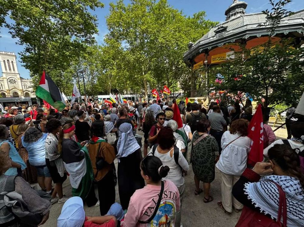Photos du rassemblement de samedi matin. On y voit le kiosque de la place Jean Jaurès avec des militantes et militants.