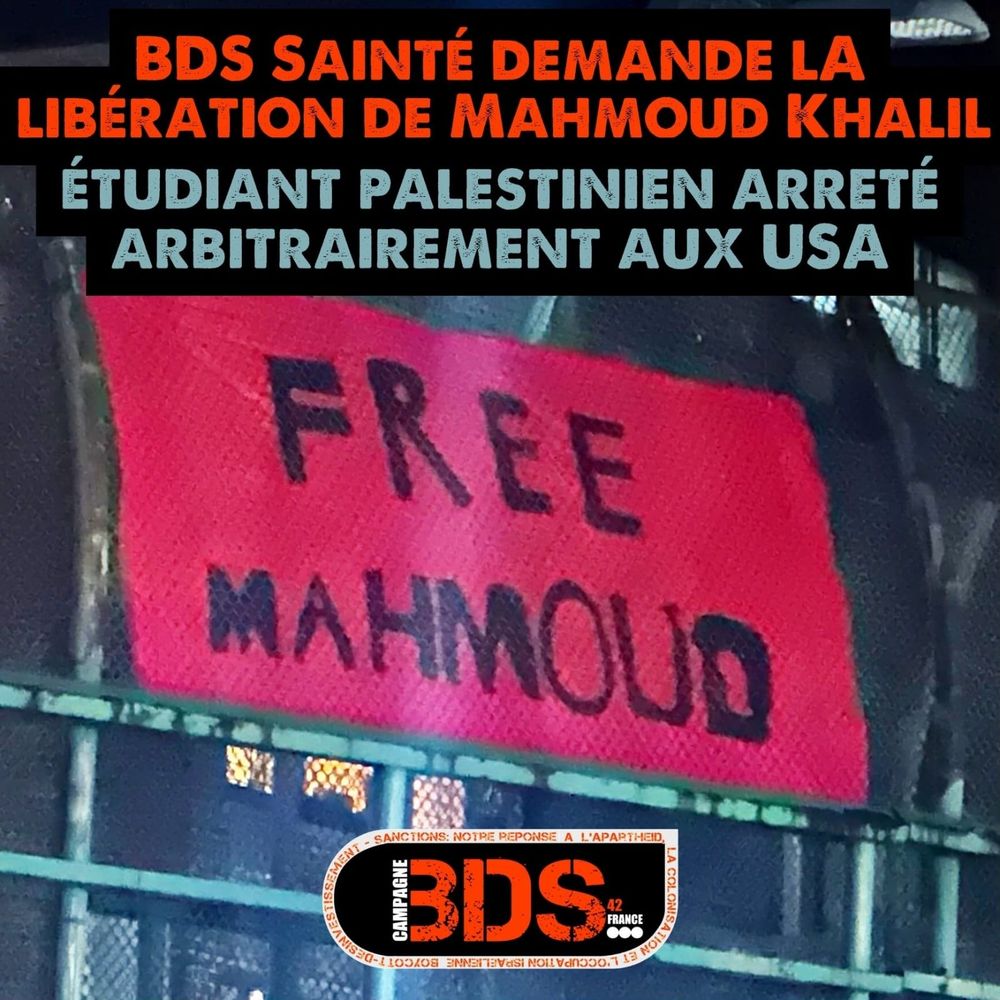 Une affiche de protestation demandant la libération de Mahmoud Khalil, un étudiant palestinien arrêté aux États-Unis. L'affiche comporte un panneau rouge avec l'inscription "FREE MAHMOUD" en lettres noires, attaché à une structure métallique verte. En haut de l'image, un texte en majuscules indique : "BDS Sainté demande la libération de Mahmoud Khalil, étudiant palestinien arrêté arbitrairement aux USA". En bas de l'image, un logo de la campagne BDS France 42 est visible.

