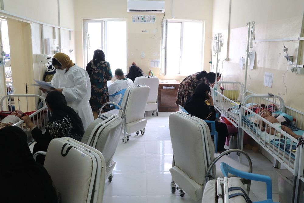 El personal de MSF realiza una ronda médica para examinar a los pacientes ingresados en la sala de aislamiento para casos de sarampión del departamento de pediatría del Hospital Regional de Herat. 10 de marzo de 2025.