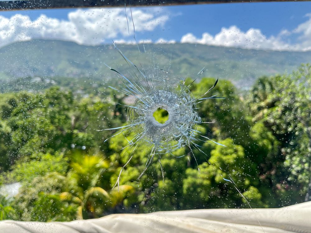 Impacto de una bala perdida en una ventana del centro de urgencias de MSF en Turgeau.

Foto de Kristen Poels/MSF