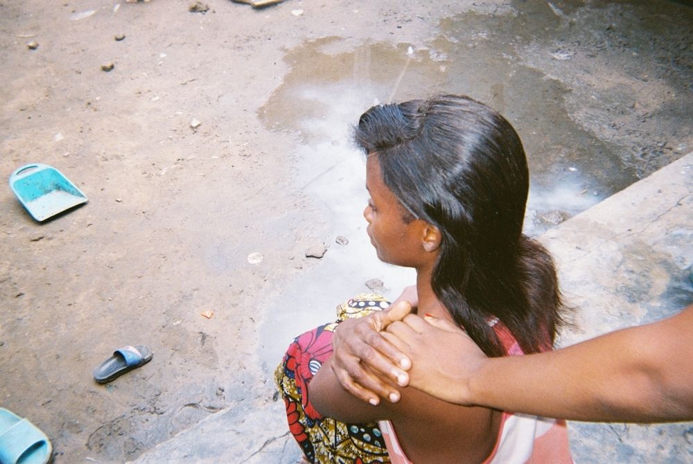 "Tomé esta foto para mostrar las manos que me ofrecieron". (M., 18 años).
Foto de Emilia Brazy-Nancy