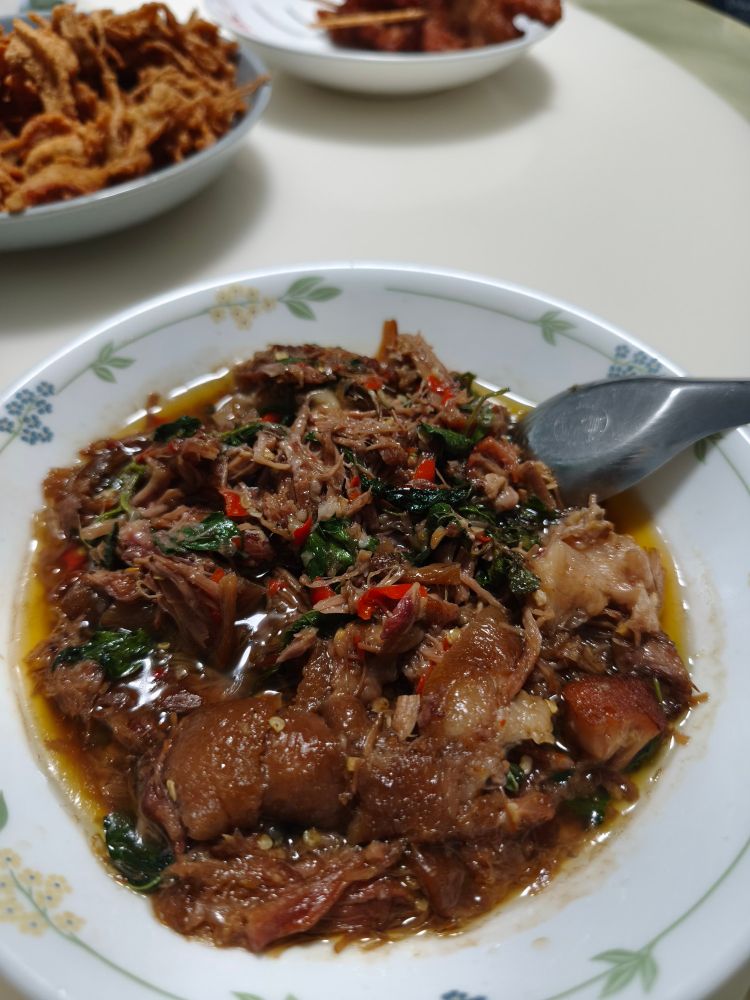 stir-fried basil pork leg
