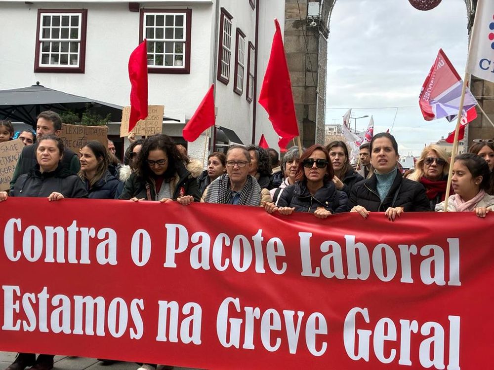 2025-12-11 general strike worker demonstration Braga Portugal
(photo from https://rr.pt/noticia/pais/2025/12/11/isto-nao-vai-dar-nada-diz-camionista-que-nao-fez-greve/451246/)