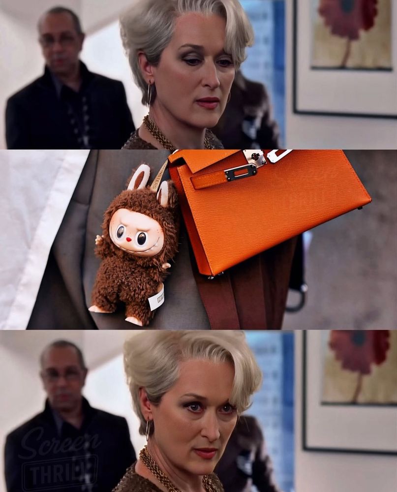 Dreiteiliges Bild aus dem Film „Der Teufel trägt Prada“: Oben schaut eine streng wirkende Frau mit blondem Kurzhaarschnitt (gespielt von Meryl Streep) leicht herab. In der Mitte ist ein verspielter Kontrast zu sehen – ein kleines Plüschtier mit Hasenohren hängt an einer luxuriösen orangefarbenen Handtasche. Unten folgt der strenge, durchdringende Blick der Frau, als Reaktion auf das Plüschtier. Stilbruch deluxe.