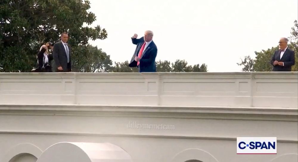 Ein Mann im Anzug mit roter Krawatte tanzt auf dem Dach des Weißen Hauses. Neben ihm stehen Sicherheitskräfte und ein Fotograf. Unten rechts ist das C-SPAN-Logo eingeblendet.