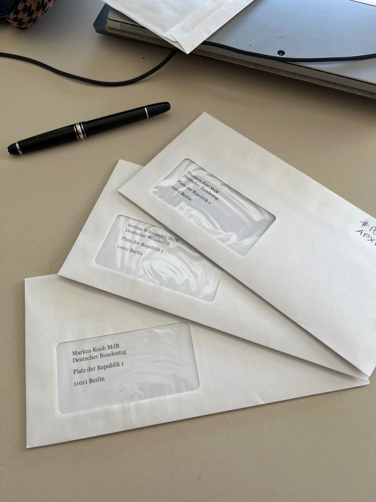 Briefumschläge mit Briefen an drei Abgeordnete des deutschen Bundestages