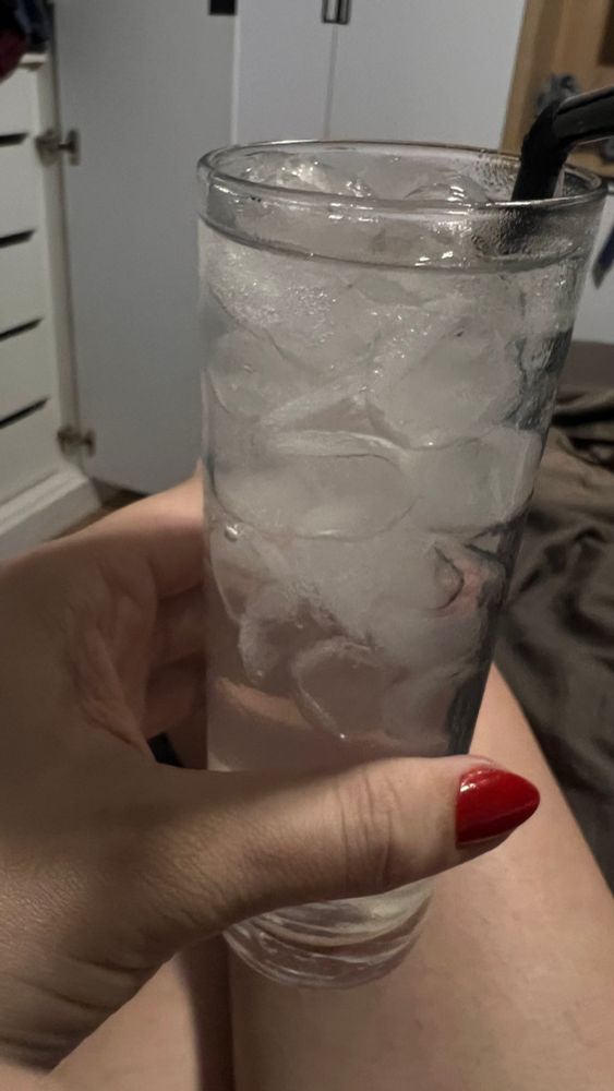 Drink com 1 dor vodka, água de côco é um tico de rum de côco 