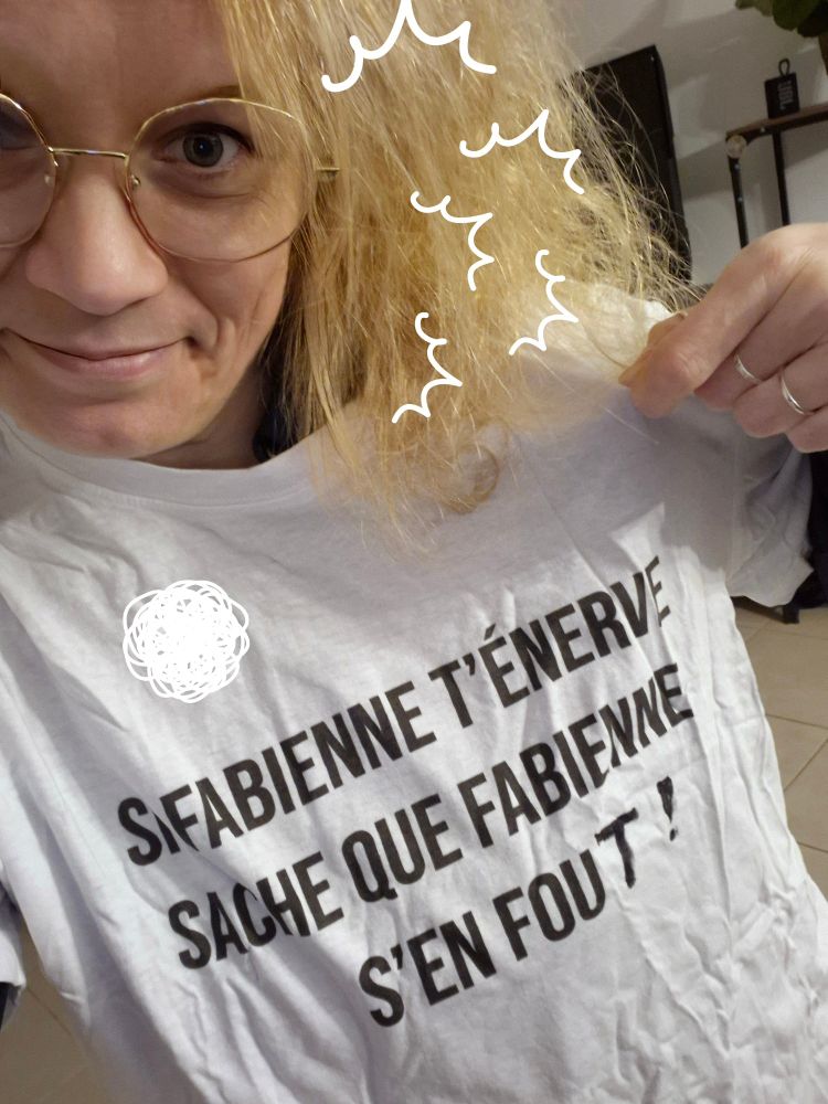 Selfie en t-shirt blanc imprimé "si Fabienne t'énerve sache que Fabienne s'en fout !"