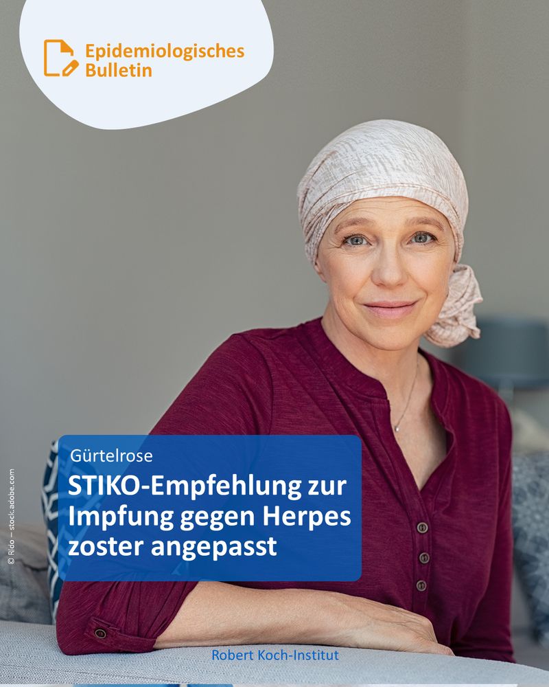 Eine Frau mit hellem Kopftuch und bordeauxrotem Oberteil sitzt auf einem Sofa und schaut ruhig in die Kamera. Text: „Epidemiologisches Bulletin. Gürtelrose – STIKO-Empfehlung zur Impfung gegen Herpes zoster angepasst.“