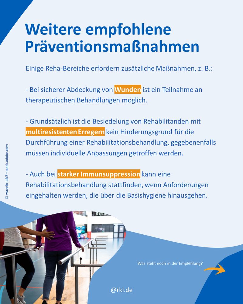 Titel „Weitere empfohlene Präventionsmaßnahmen“. Es werden Beispiele wie Wundabdeckung, Umgang mit multiresistenten Erregern und Maßnahmen bei starker Immunsuppression genannt. Foto: Zwei Personen trainieren gemeinsam an einem Gehgestell.