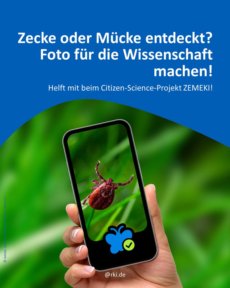 Eine Hand hält ein Smartphone, auf dessen Bildschirm eine Nahaufnahme einer Zecke auf einem Grashalm zu sehen ist. Darüber steht in weißer Schrift: „Zecke oder Mücke entdeckt? Foto für die Wissenschaft machen! Helft mit beim Citizen-Science-Projekt ZEMEKI!“ Das Bild wirbt für die Beteiligung am Forschungsprojekt ZEMEKI.