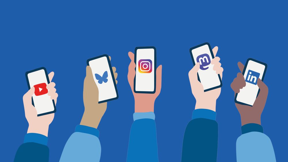 Illustration mit fünf Händen, die jeweils ein Smartphone halten. Auf den Bildschirmen der Smartphones sind die Symbole verschiedener Social-Media-Plattformen zu sehen: YouTube, Bluesky, Instagram, Mastodon und LinkedIn. Der Hintergrund ist blau, und die Hände repräsentieren eine Vielfalt von Hauttönen.