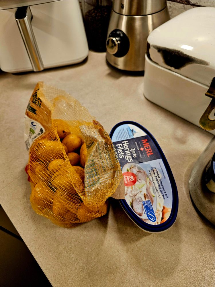 kartoffeln und sahnehering aus dem supermarkt