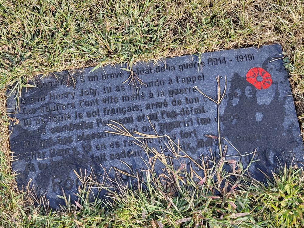 A remembrance stone set flat in the lawn.
Hommage à un brave soldat de la guerre 1914-1919.
Bravo Henry Joly, tu as repondu a l'appel.