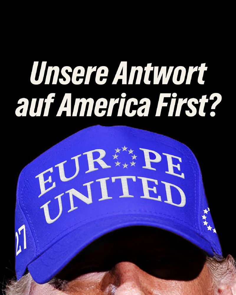 Blaue Kappe mit der Aufschrift „EUROPE UNITED“, umgeben von Sternen; darüber Text: „Unsere Antwort auf America First?“