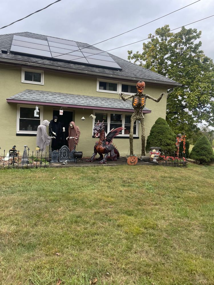 some spooky ass shit 
; 3 demons, a dragon and skeleton pumpkin king in front for someone’s hoisw