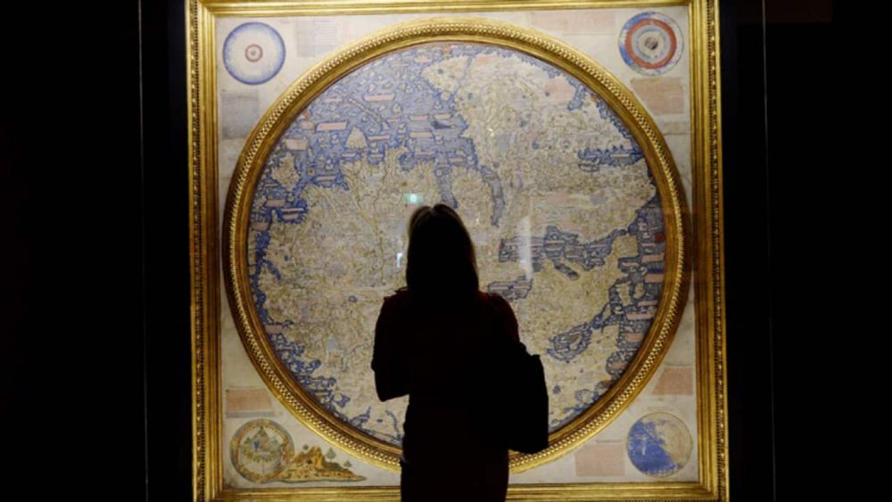 Crowe on the map as cartography 'geek'