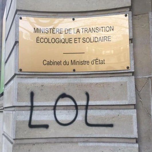 Plaque en cuivre indiquée "ministère de la transition écologique et solidaire, cabinet du ministre d'État".
Un petit plaisantin anonyme à tagué LOL dessous. 