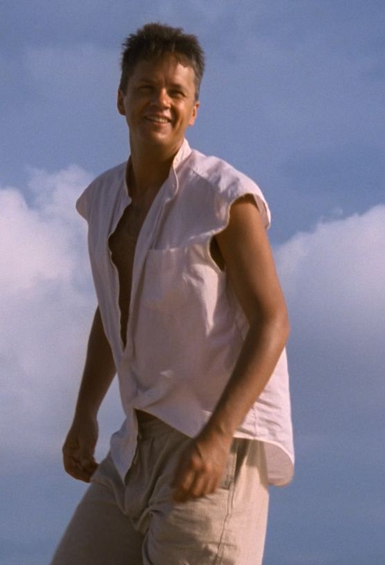 à la toute fin c'est pas un andy encore vieilli qui accueille red, au mexique, mais la version bcp plus jeune de lui quand il est arrivé en tôle. j'ai bien regardé ce ne sont pas des effets de lumière : ses cheveux ne sont pas gris et il n'a plus l'air ridé ! Red lui, fait son âge. 

j'avais jamas remarqué avant je crois.